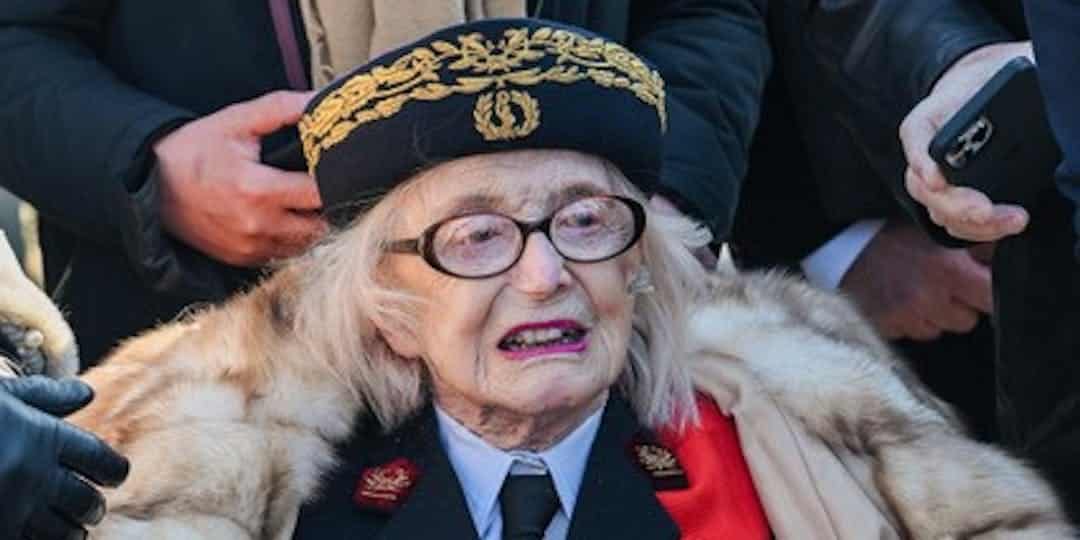 Hommage à Valérie André, première femme devenue officier général