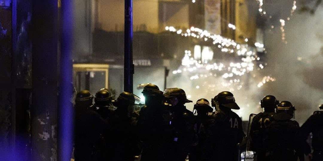 La mobilisation exceptionnelle de 40.000 gendarmes et policiers n’est pas parvenue à empêcher émeutes et saccages la nuit dernière (article mis à jour avec de nouveaux chiffres de l’Intérieur et de Macron)