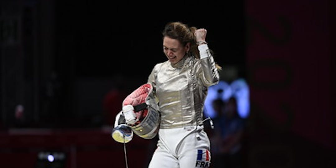 La gendarme Manon Brunet en or et en argent lors de la Coupe du monde de sabre