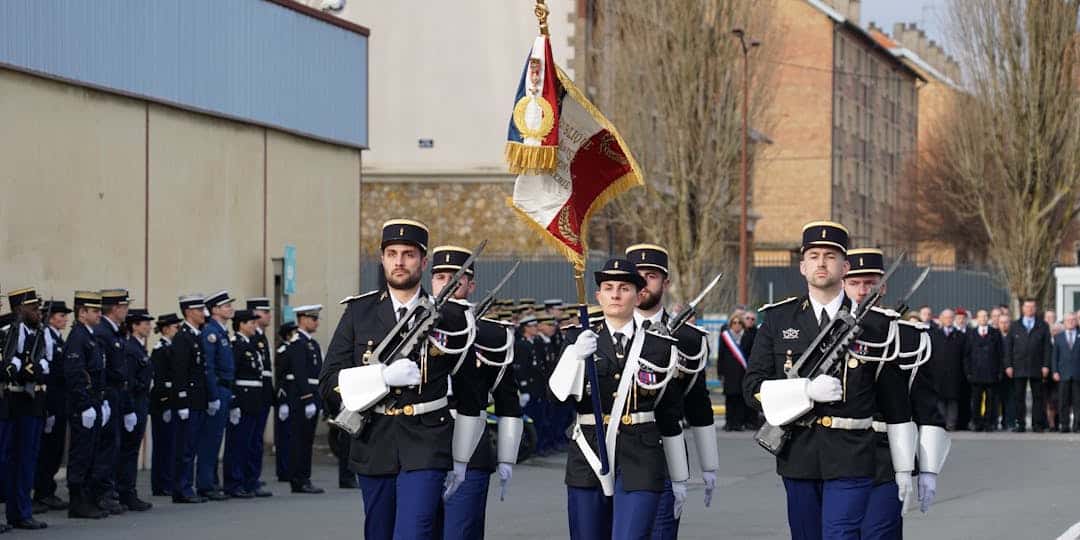 La Croix de guerre 1939-1945 épinglée sur l’étendard du GBGM