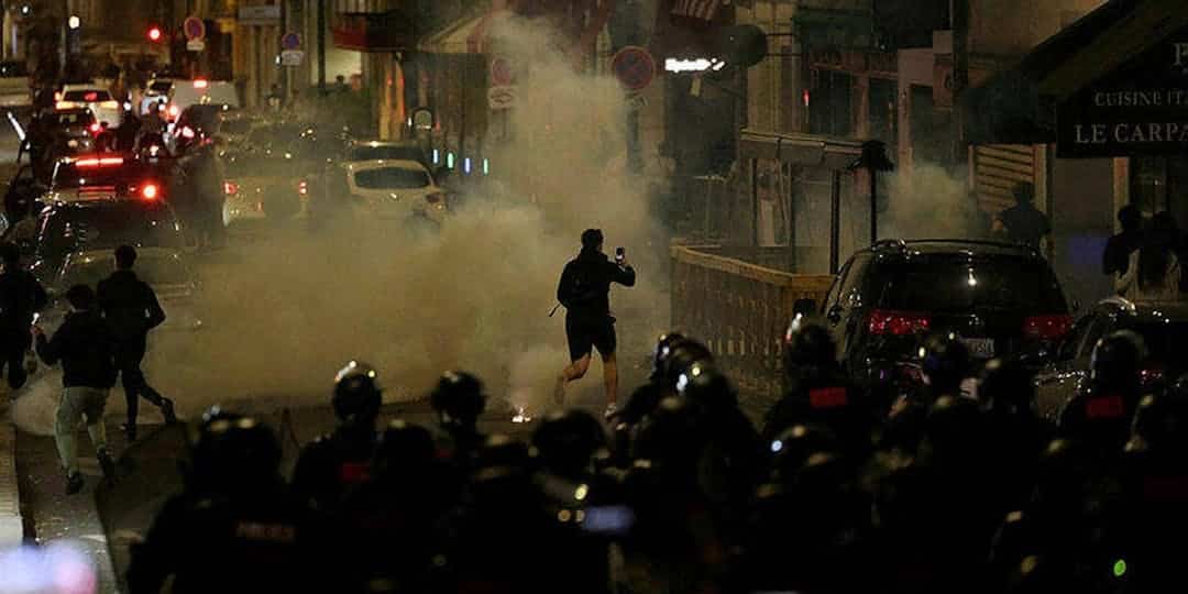 Cinquième nuit consécutive d’émeutes. Même mobilisation de 45.000 personnels des forces de l’ordre. Incendies et interpellations en baisse…