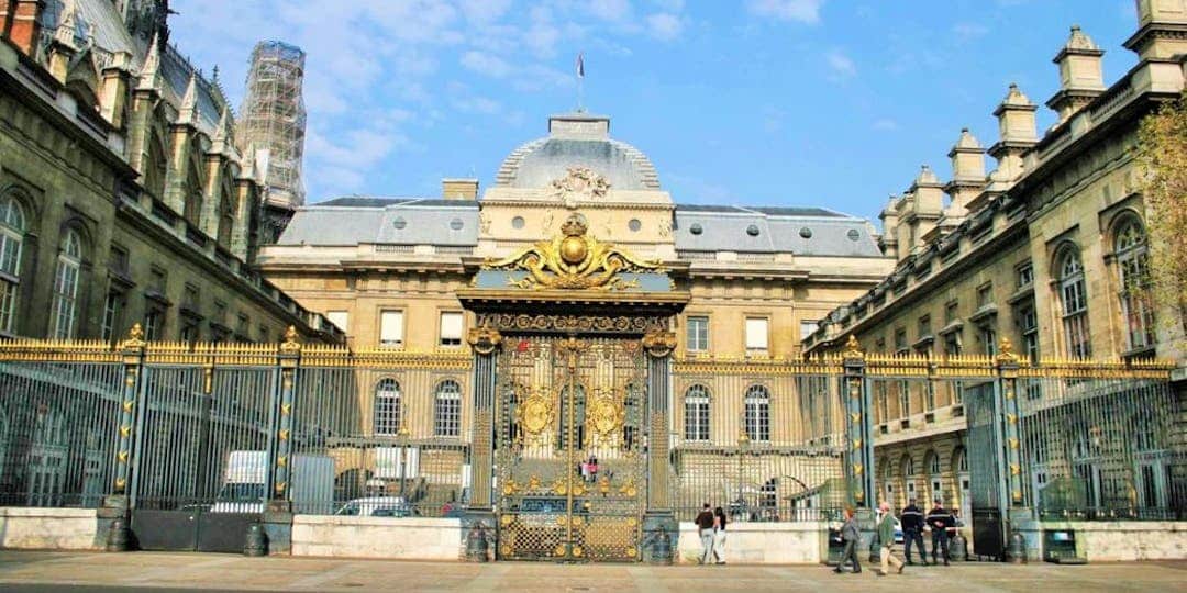 Voiture de police incendiée à Paris : neuf prévenus pour un procès