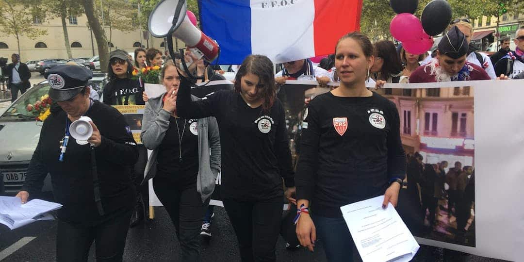 Les femmes des forces de l’ordre et les policiers ont exprimé leur colère dans la rue