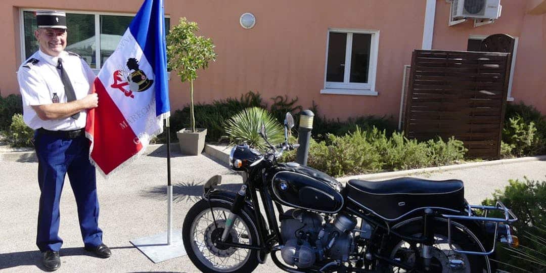 Un drapeau pour l’association varoise de collectionneurs passionnés de la gendarmerie