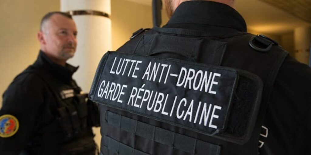 Des spécialistes de la lutte anti-drones de la Garde républicaine. (Photo d'archive: MG/L'Essor)