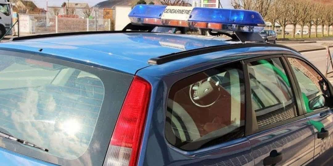 Rhône : il colle une voiture de gendarme, puis conteste son amende, sans succès…