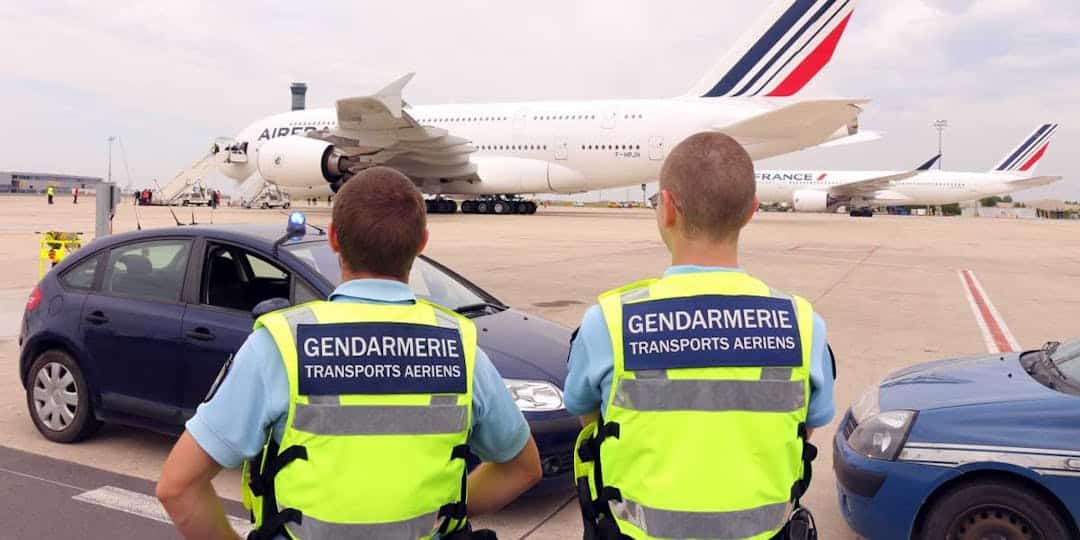 Un gendarme grièvement blessé après une collision avec un taxi à Roissy