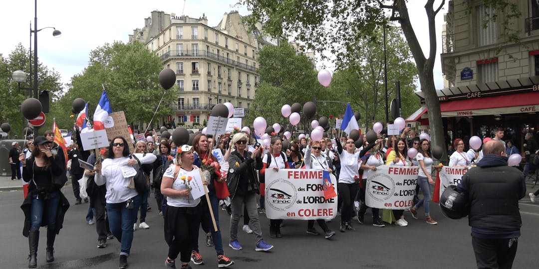 Les femmes des forces de l’ordre en colère dans la rue : ( Vidéo)