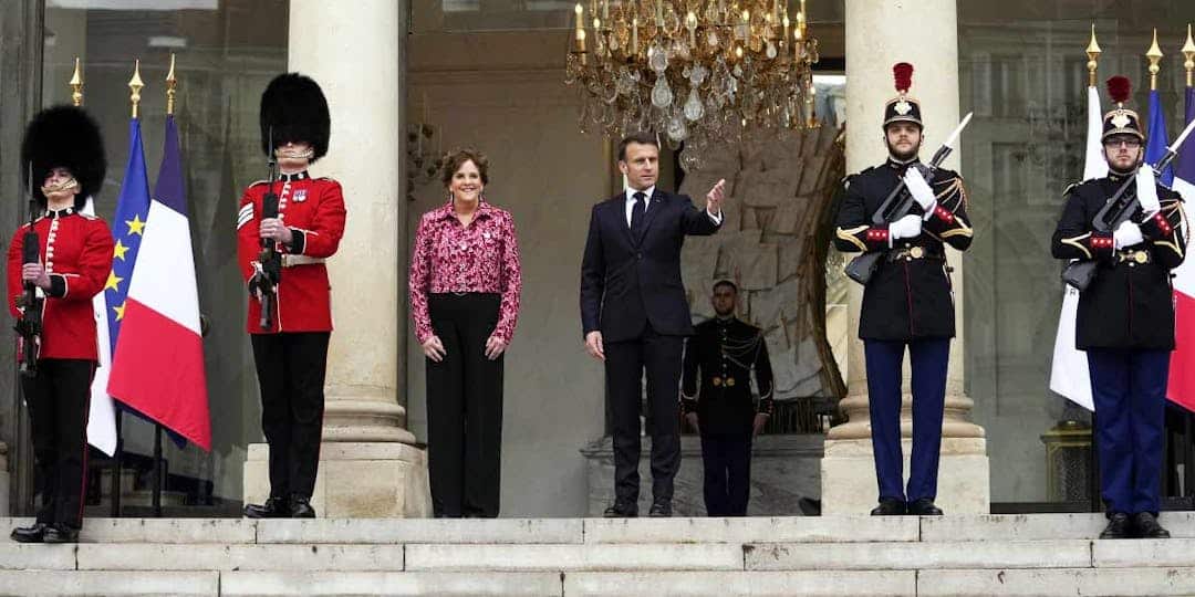 À Paris et Londres, King’s Guard et Garde républicaine réunis pour une relève croisée de la garde