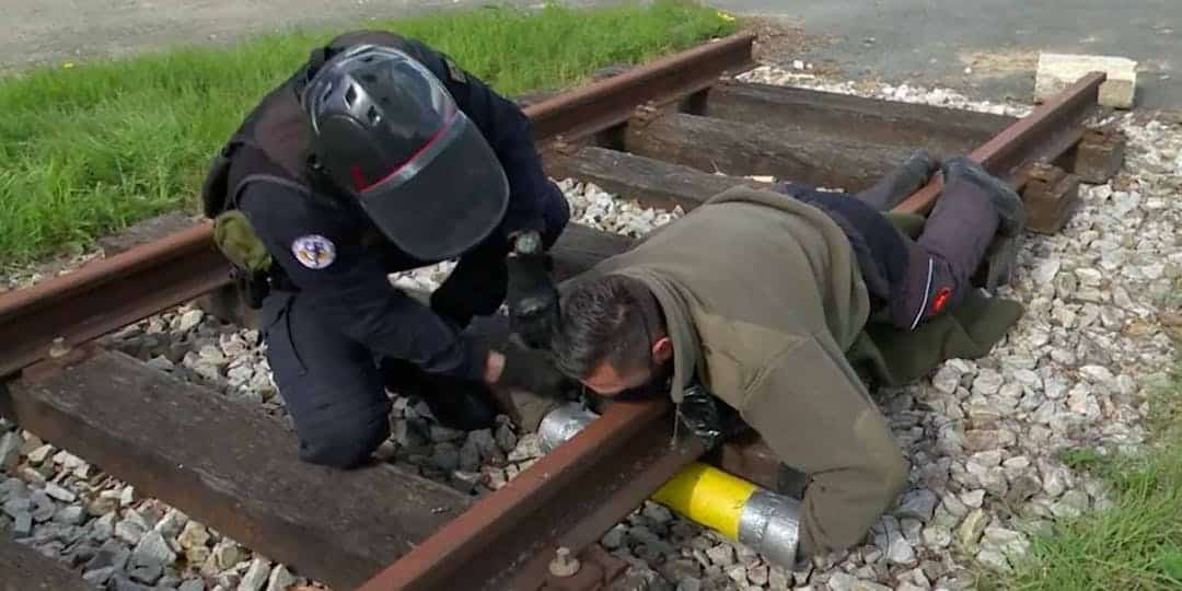 Des militants décadenassés de force par les gendarmes sur le site d’enfouissement de déchets dangereux de Stocamine