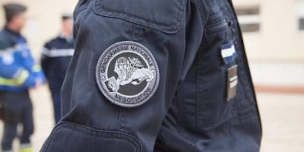 Un écusson de négociateur de la gendarmerie