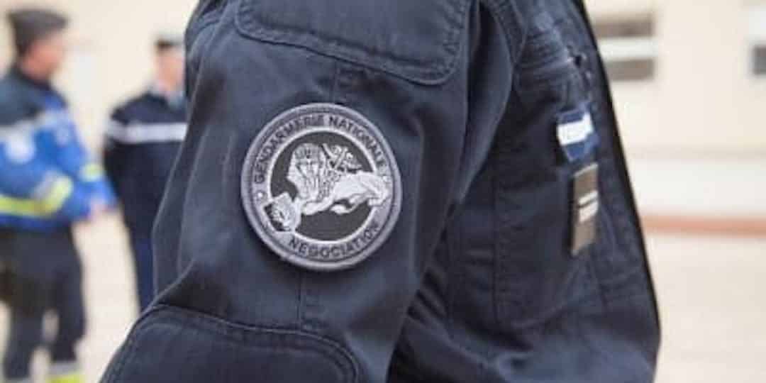 Un écusson de négociateur de la gendarmerie
