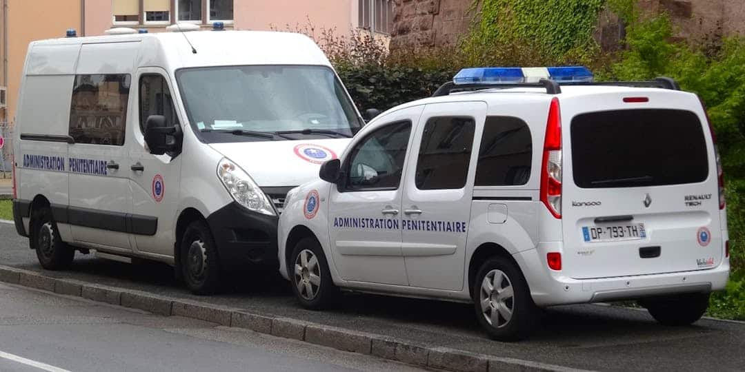 Attaque d’un fourgon pénitentiaire dans l’Eure : deux agents tués et un détenu évadé