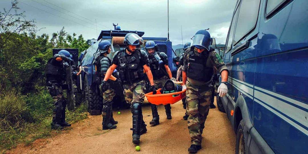 Un gendarme blessé en s’empalant dans une bouche d’égout piégée près de Nouméa