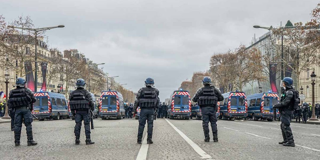 Près de 900 gendarmes et policiers blessés en moins de deux semaines