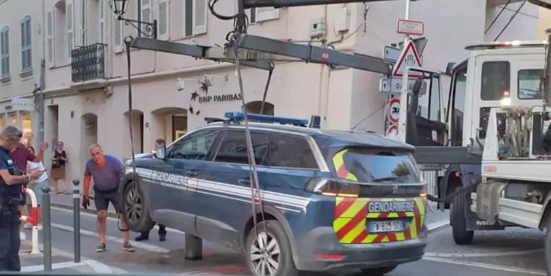 <i class='fa fa-lock' aria-hidden='true'></i> Insolite : une voiture de la gendarmerie de Saint-Tropez remorquée après avoir buté sur une borne