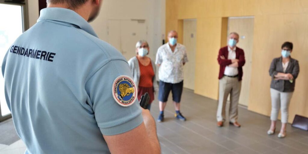 Un gendarme négociateur régional, explique à des élus du Loiret les clés de la gestion pacifique des incivilités. (Photo d'archive: L.Picard/L'Essor)