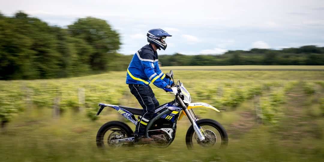 Dans le Cher, des gendarmes roulent avec des motos électriques