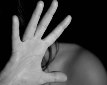 "L'outrage sexiste est une contravention  consistant à imposer à une personne tout propos ou comportement à connotation  sexuelle ou sexiste, qui soit, porte atteinte à sa dignité en raison de son  caractère dégradant ou humiliant, soit crée à son encontre une situation  intimidante, hostile ou offensante". (Photo d'illustration / PxHere)