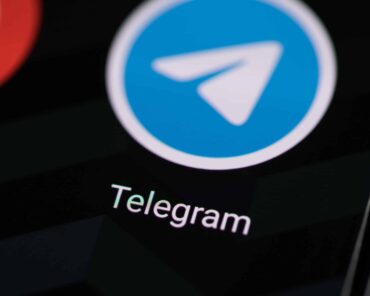 Icone de l'application de messagerie cryptée Telegram sur l'écran d'un smartphone.