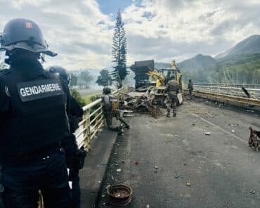 Des gendarmes mobilisés en Nouvelle-Calédonie pour rétablir la circulation sur un barrage.