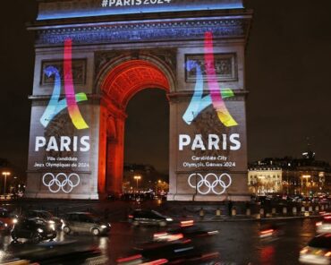 La façade de L'Arc de Triomphe à Paris avec le logo des JOP de Paris 2024 (photo d'illustration)
