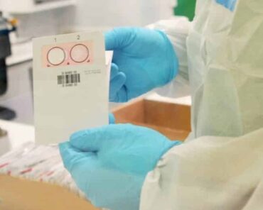 Prélèvement d'une empreinte génétique à l'Institut de recherche criminelle de la Gendarmerie nationale (IRCGN) de Pontoise (Photo d'illustration) re nnelle de chhe taituv