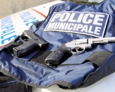Pistolets et revolvers sont les armes principales armes utilisées par les policiers municipaux en France.