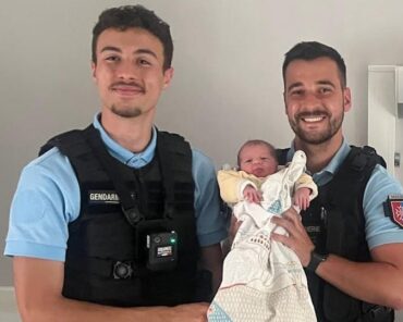 Les gendarmes ont été invités, le lendemain à la maternité, pour une photo-souvenir avec Deva (photo Gendarmerie du Lot)