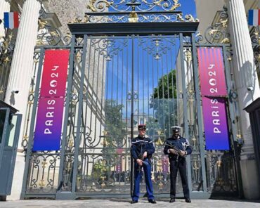 L'entrée du ministère de l'Intérieur, place Beauvau, à Paris, gardé par un gendarme de la Garde républicaine et un policier. (Photo: LP/L'Essor)