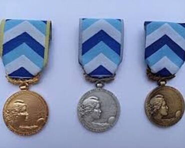 La médaille d’honneur de l’engagement ultramarin est destinée à récompenser et mettre à l’honneur toute personne ayant éminemment servi la cause ultramarine. Créée par Décret n°2022-148 du 8 février 2022, la médaille d’honneur de l’engagement ultramarin comprend trois échelons : médaille de bronze, médaille d'argent, médaille d'or. Photo d'illustration