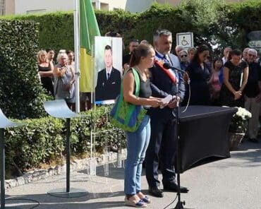 Prise de parole de la veuve de l'adjudant Eric Comyn, lors de la cérémonie d'hommage organisée par la mairie de Mandelieu-la-Napoule, où est implanté le peloton motorisé auquel il appartenait. (Capture d'écran - Ville de Mandelieu)