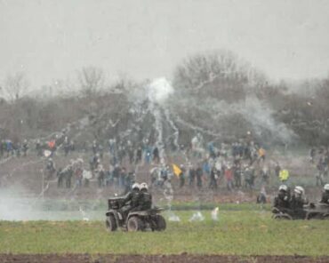 Des gendarmes en quads face aux manifestants, lors des manifestations de mars 2023 sur le site de la retenue d'eau de Sainte-Soline.