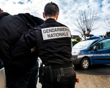 Un homme interpellé par un gendarme.