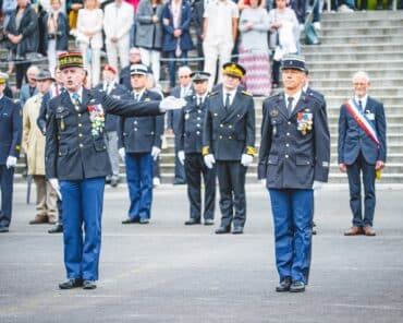 Le général de corps d'armée Pierre CASAUBIEILH, alors commandant des écoles de la Gendarmerie, intronisant le colonel Richard PÉGOURIÉ dans ses nouvelles fonctions de commandant de l’école de gendarmerie de Châteaulin, en juillet 2024. (Photo: A.Marcé/EG Châteaulin)