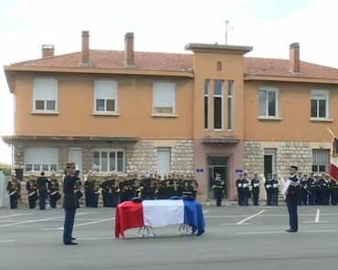 Le ministre de l'Intérieur Gérald Darmanin et le directeur général adjoint de la Gendarmerie, le général d'armée Bruno Jockers, devant le cercueil de l'adjudant-chef Eric Comyn, à Nice, le 2 septembre 2024. (Capture écran FranceTV)