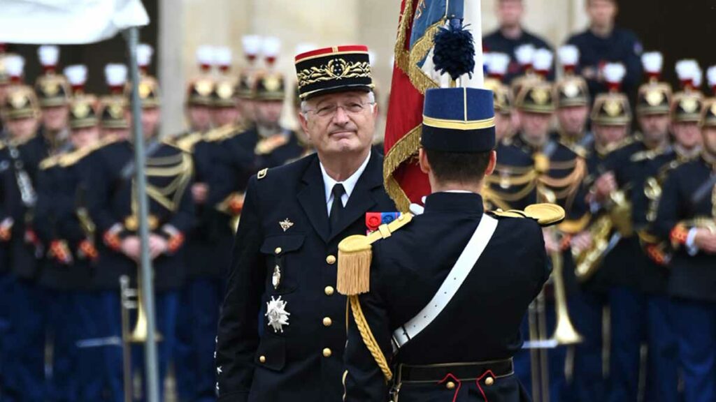 Le général d'armée Christian Rodriguez saluant une dernière fois le drapeau de la Gendarmerie en tant que directeur général, lors de son adieu aux armes, lundi 23 septembre, dans la cour des Invalides, à Paris. (Photo: L.Picard / L'Essor)