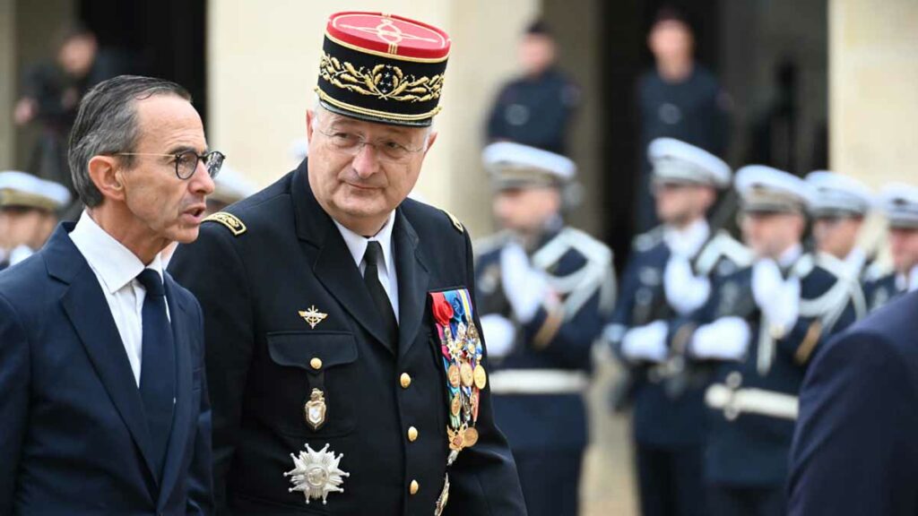 Le ministre de l'Intérieur Bruno Retailleau a accompagné le départ du général d'armée Christian Rodriguez, directeur général de la Gendarmerie, lors sa cérémonie d'adieu aux armes, lundi 23 septembre, dans la cour des Invalides, à Paris. (Photo: L.Picard / L'Essor)