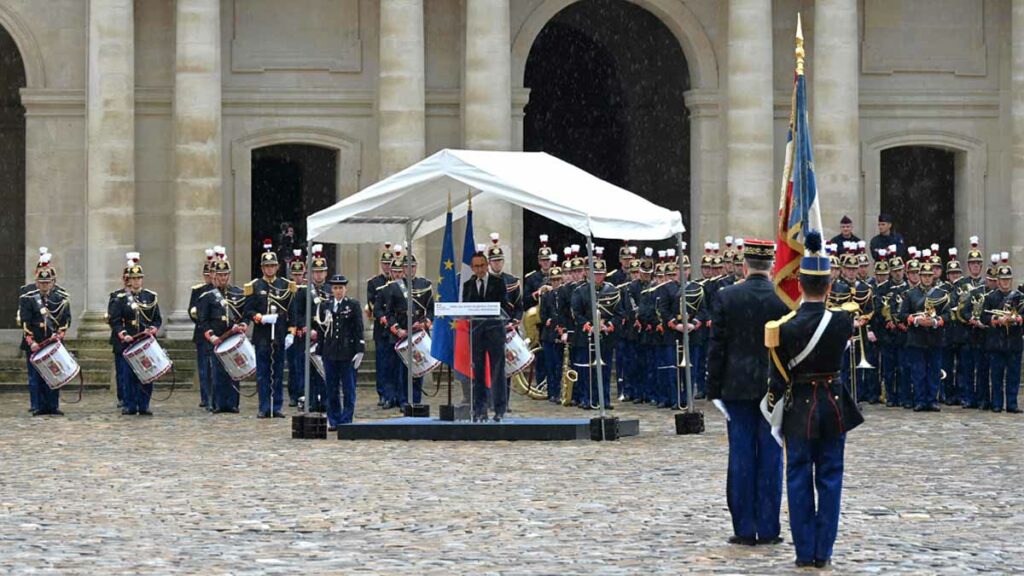 Le ministre de l'Intérieur Bruno Retailleau a rendu hommage à la carrière du général d'armée Christian Rodriguez, directeur général de la Gendarmerie, lors la cérémonie d'adieu aux armes, lundi 23 septembre, dans la cour des Invalides, à Paris. (Photo: L.Picard / L'Essor)