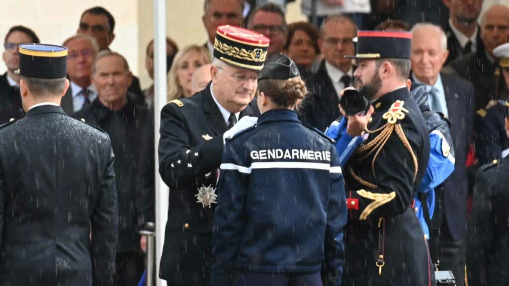 Sous une pluie battante, lors sa cérémonie d'adieu aux armes, lundi 23 septembre 2024, aux Invalides, à Paris, le général d'armée Christian Rodriguez a participé à la remise de décorations à une dizaine de gendarmes. (Photo: L.Picard / L'Essor)