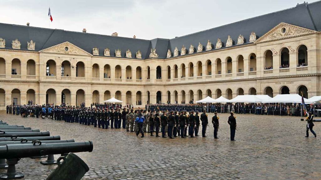 Les troupes représentant l'ensemble des composantes de la Gendarmerie nationale lors la cérémonie d'adieu aux armes du général d'armée Christian Rodriguez, lundi 23 septembre 2024, dans la cour des Invalides, à Paris. (Photo: L.Picard / L'Essor)