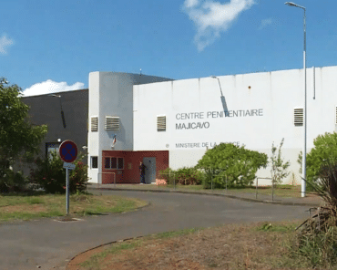 L'entrée du centre pénitentiaire de Majicavo (Mayotte) où une mutinerie a éclaté samedi 28 septembre 2024, suivie d'une prise d'otage résolue par le GIGN.