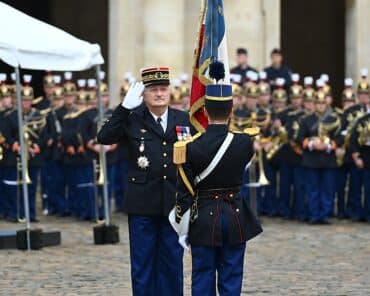Le général d'armée Christian Rodriguez saluant une dernière fois le drapeau de la Gendarmerie en tant que directeur général, lors de son adieu aux armes, lundi 23 septembre, dans la cour des Invalides, à Paris. (Photo: L.Picard / L'Essor)