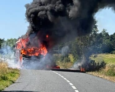 Les gendarmes ont fait évacuer le bus qui était en feu.