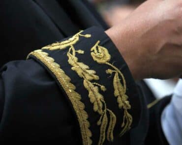 Manches brodées de l'uniforme de préfet. (Photo d'illustration: Rama/WikimediaCommons)