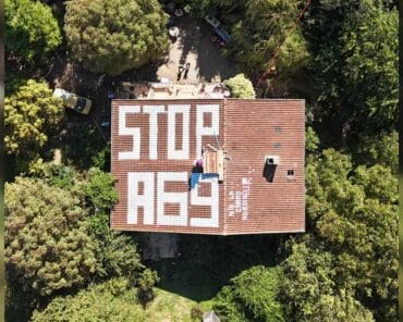 Vue aérienne du lieu dit "Le verger", à Verfeil (Haute-Garonne), où étaient installés dans une maison transformée en ZAD, les opposants au projet d'autoroute A69. Sur le toit, on peut lire un message anti CNAMO, la cellule spécialisée de la gendarmerie, chargée d'évacuer des militants installés en hauteur, par exemple dans des arbres ou sur des pilonnes. (Photo: Collectif Stop A69 / X)