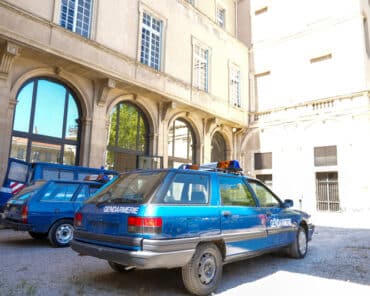 D'anciens véhicules de gendarmerie devant le tribunal de Carpentras qui a servi de décor principal pour le tournage du film sur le gang des Amazones, qui devrait sortir en salle en 2025. (Photo: Ville de Carpentras)