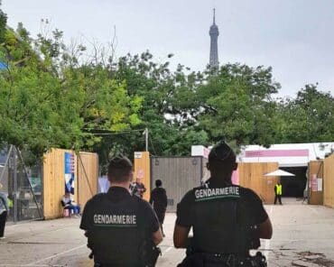 Des gendarmes mobiles sécurisant un site Olympiques pendant les JOP de Paris 2024, avec en fond, la Tour Eiffel. (Photo : PMG / L'Essor)