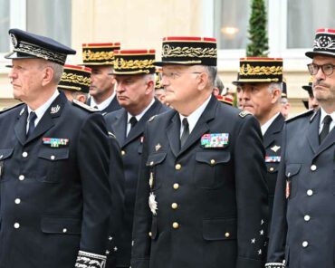 Frédéric Veaux, Christian Rodriguez et Julien Marion, les trois principaux directeurs des forces de sécurité intérieure (Police, Gendarmerie, Sécurité civile), réunis Place Beauvau lors de la passation de pouvoirs entre Gérald Darmanin et Bruno Retailleau, le 23 septembre 2024. (Photo: L.Picard/L'Essor)