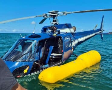 L'équipage de l'hélicoptère forcé à un amerrissage en raison d'une avarie s'en sort sain et sauf, et l'appareil a pu être remorqué et récupéré. (Photo: Gendarmerie)